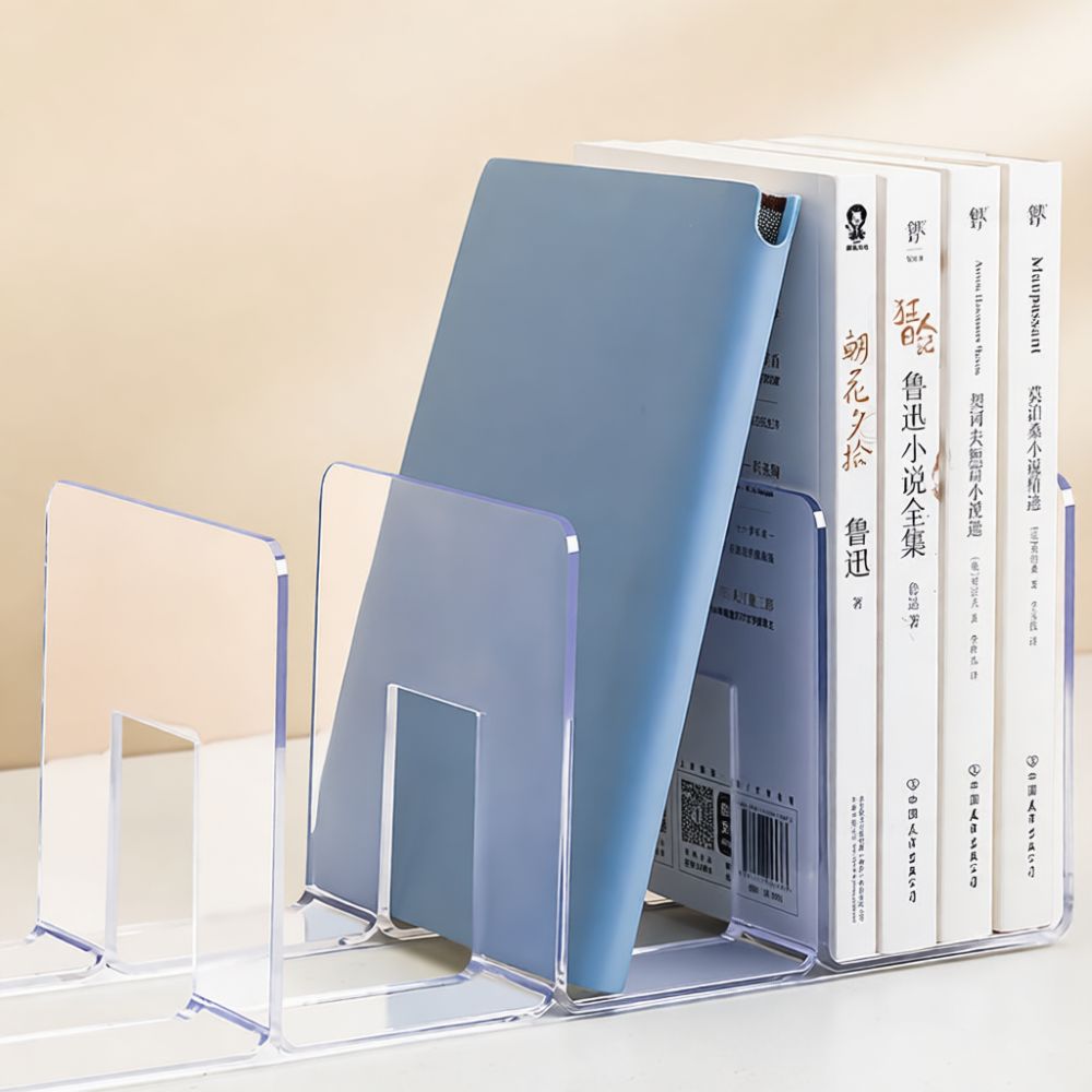 Clear Acrylic Book Stand Holder - 透明アクリル製ブックスタンド。デスクトップオーガナイザーとして、オフィスや家庭の机で使用できる、厚みのある透明ファイル棚。